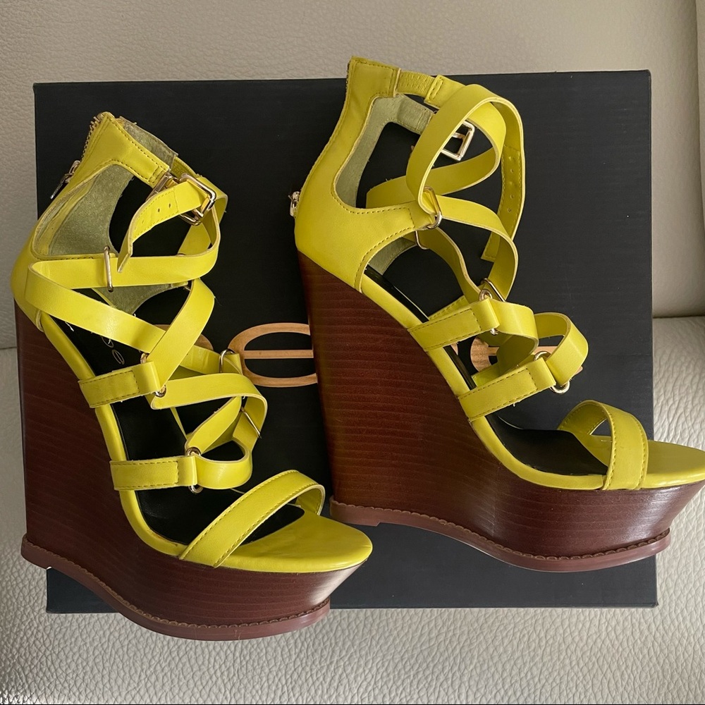 Super cute wedge heels!